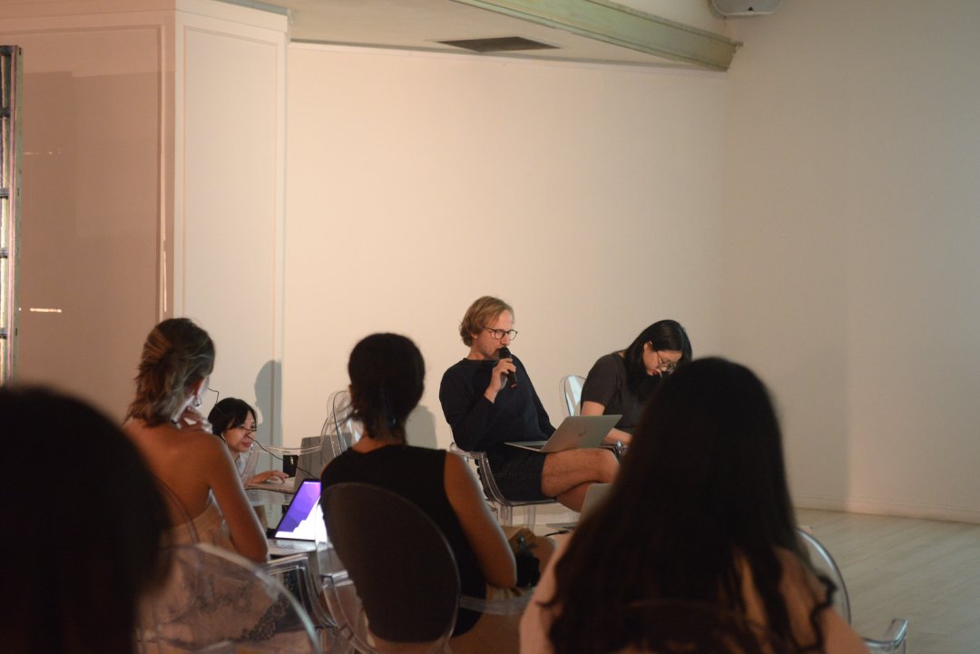 Ghế và Bầu không khí: Các dự án phê bình, nghiên cứu, giám tuyển của Burkhard Meltzer